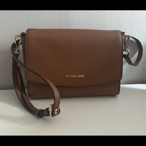 MICHAEL KORS- MD FLAP MESSENGER LEATHER BRWON CROSSBODY